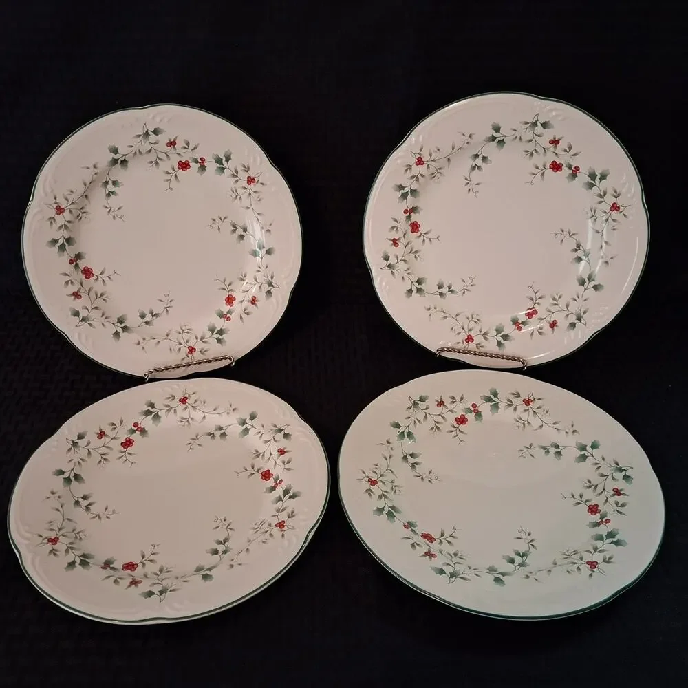 Set Of 4 Dinner Plates Pfaltzgraff Winterberry 10.25” Holly Berry Christmas
